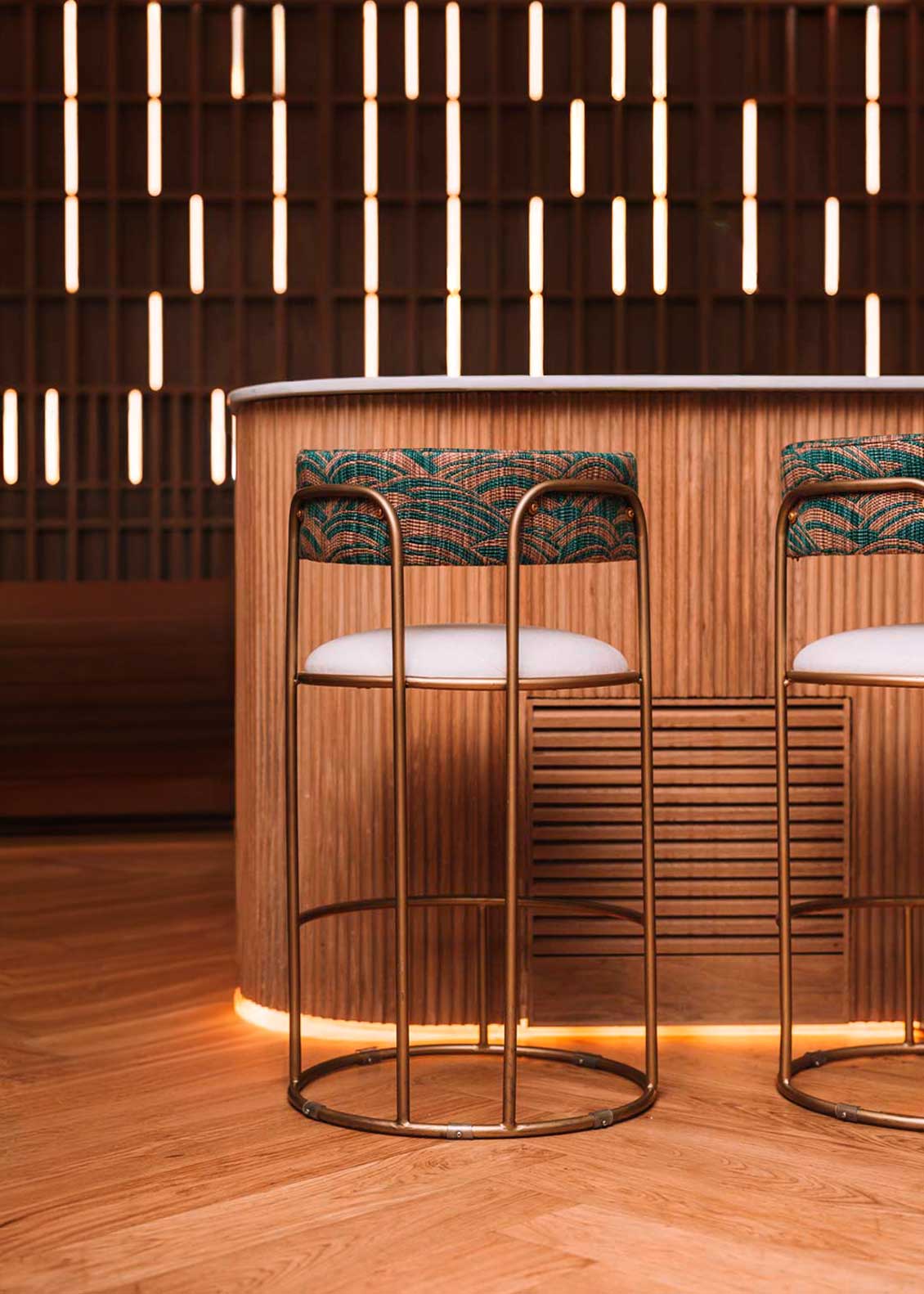 Taburete tapizado con estructura de hierro.