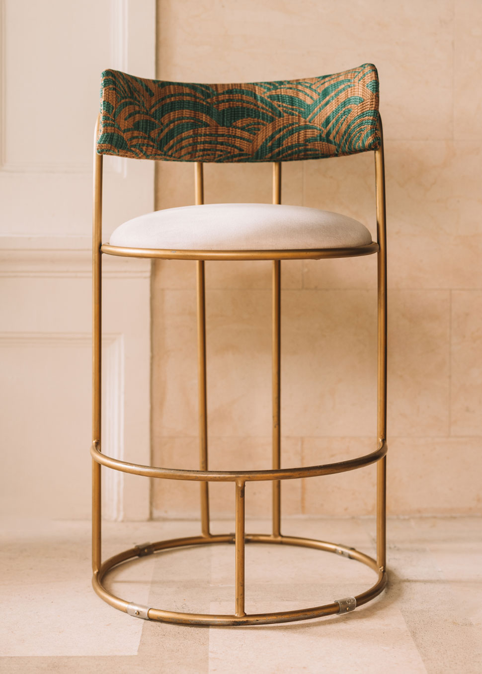 Taburete tapizado con estructura de hierro.