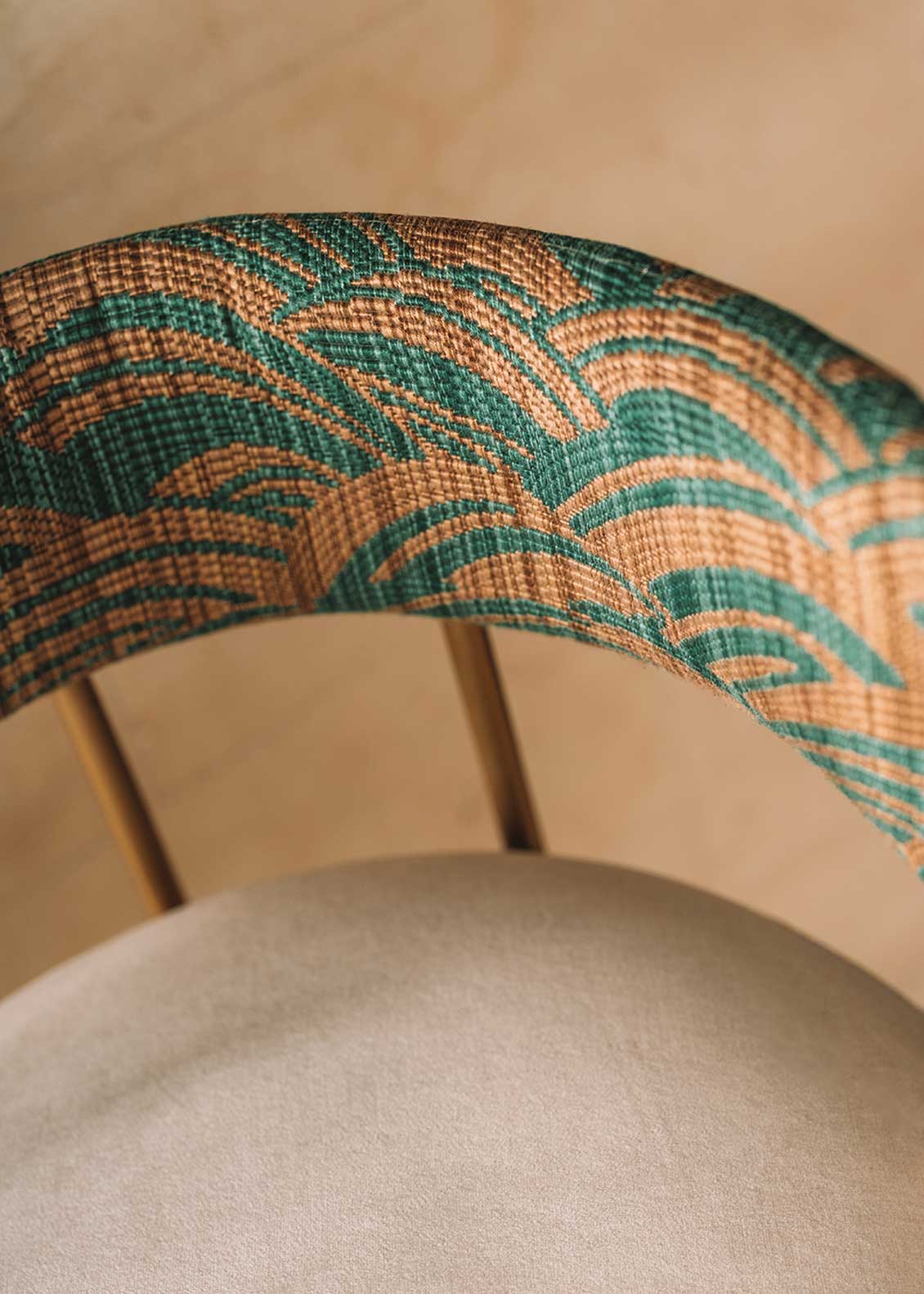 Taburete tapizado con estructura de hierro.