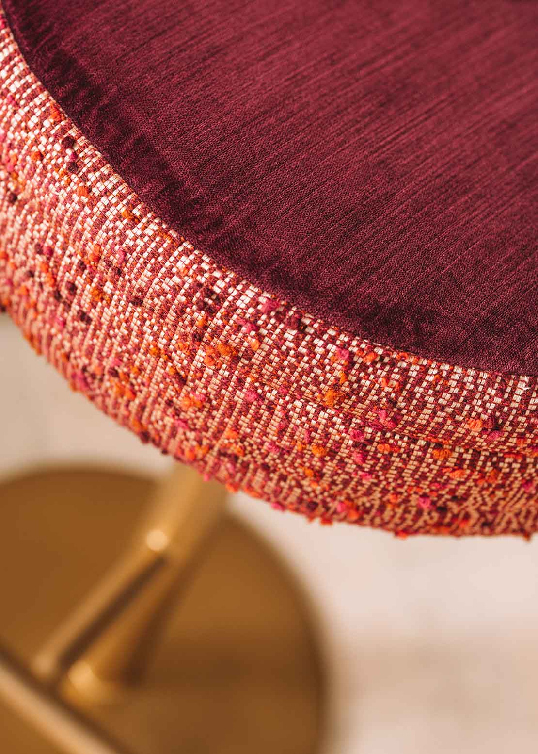 Taburete tapizado con estructura de hierro y reposapiés