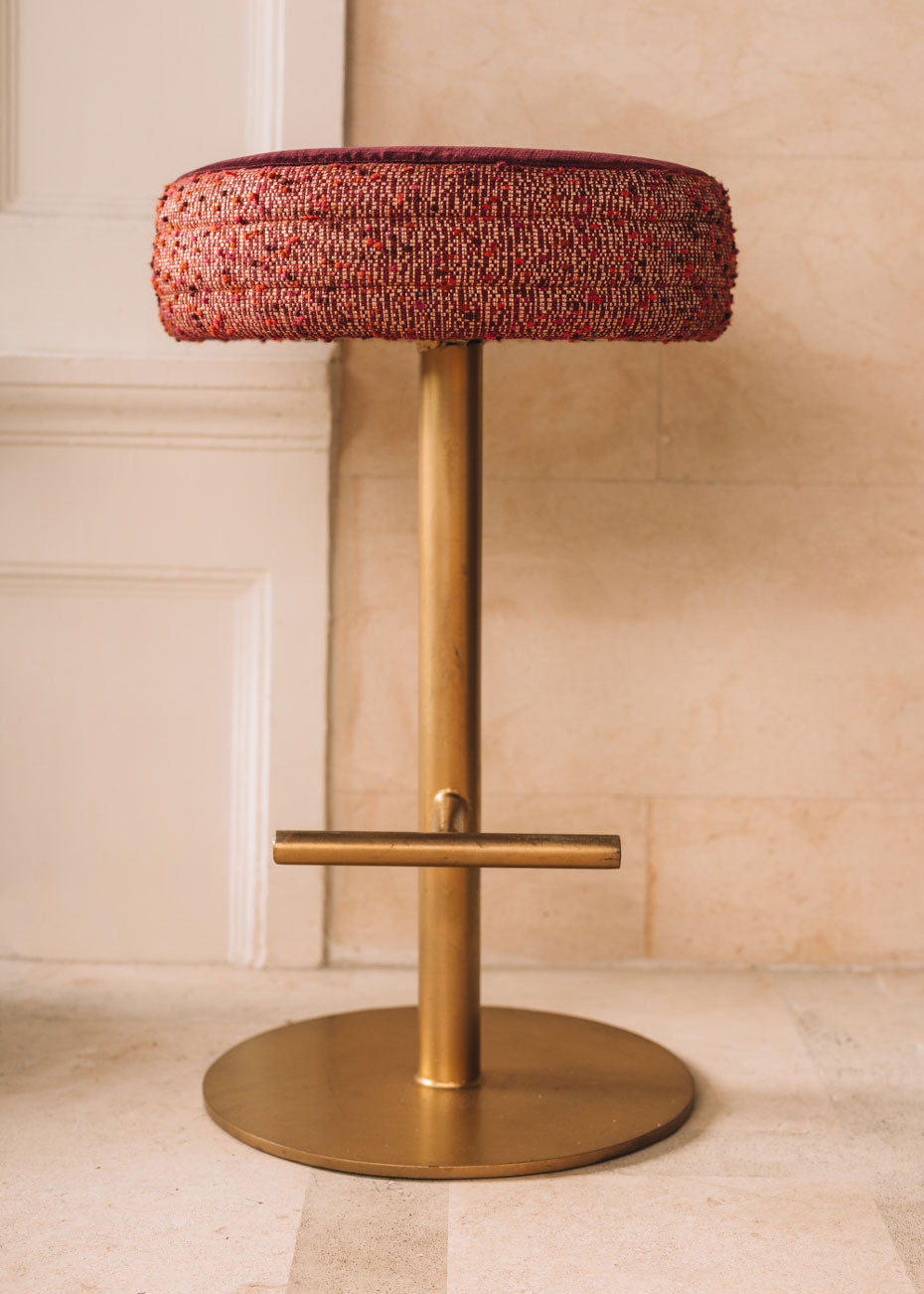 Taburete tapizado con estructura de hierro y reposapiés