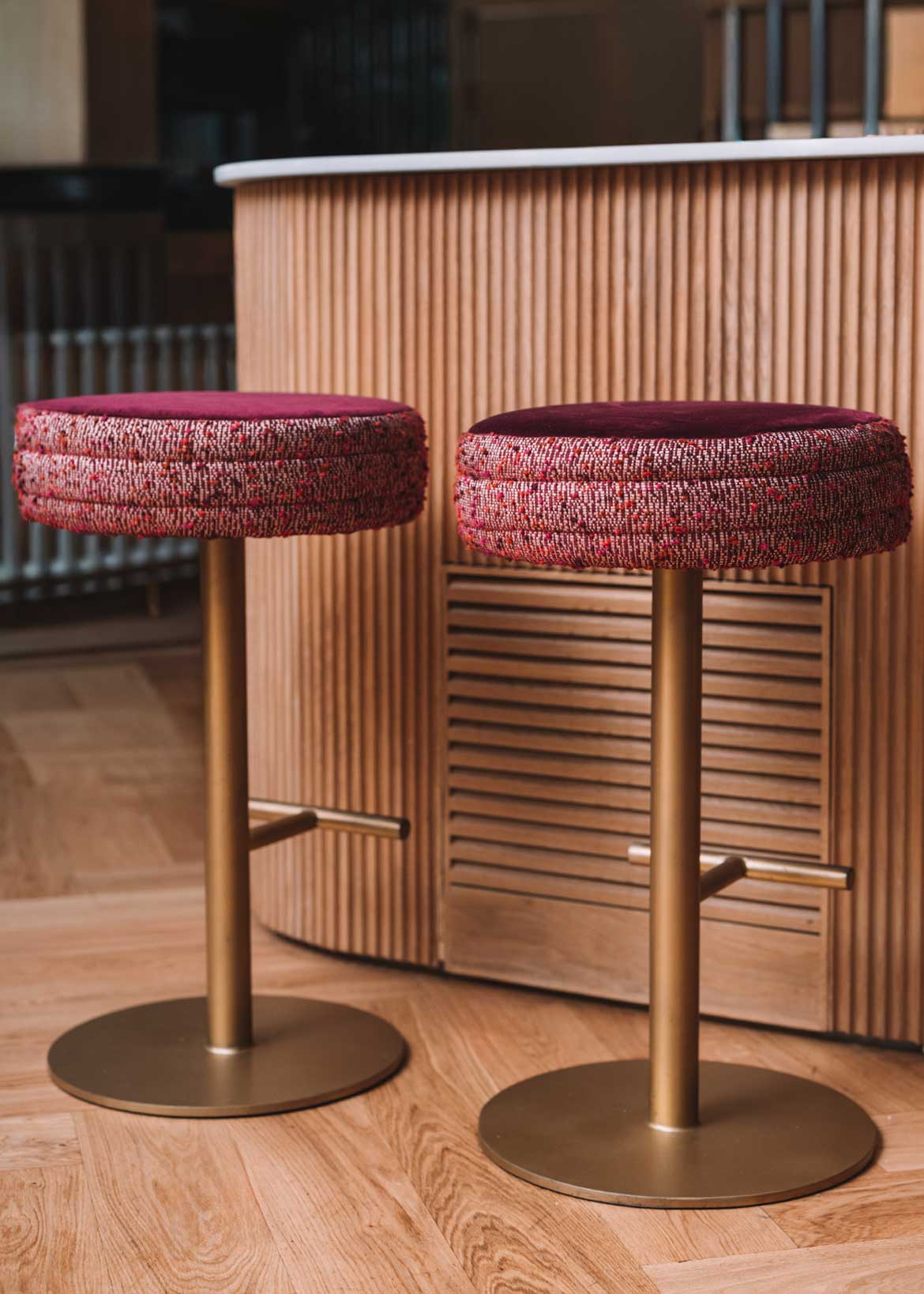 Taburete tapizado con estructura de hierro y reposapiés