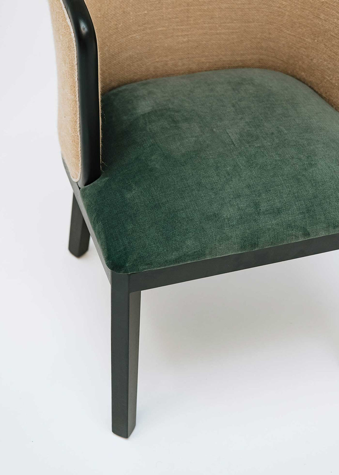 Silla de rafia trenzada y madera negra