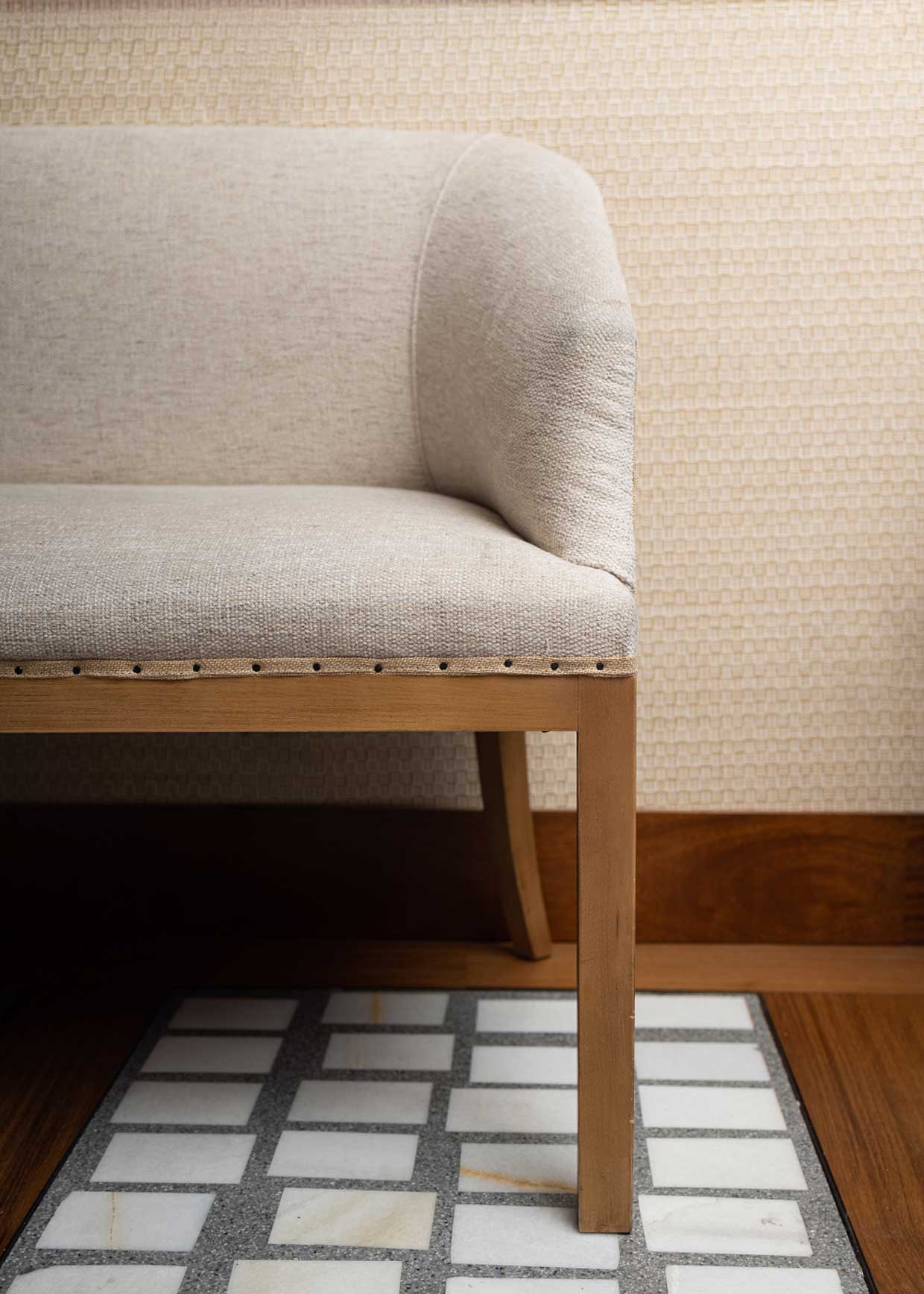 Banco tapizado con estructura de madera de haya