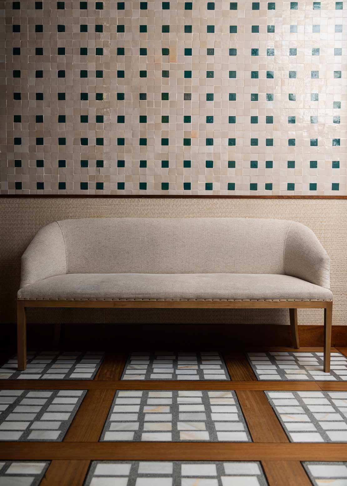 Banco tapizado con estructura de madera de haya