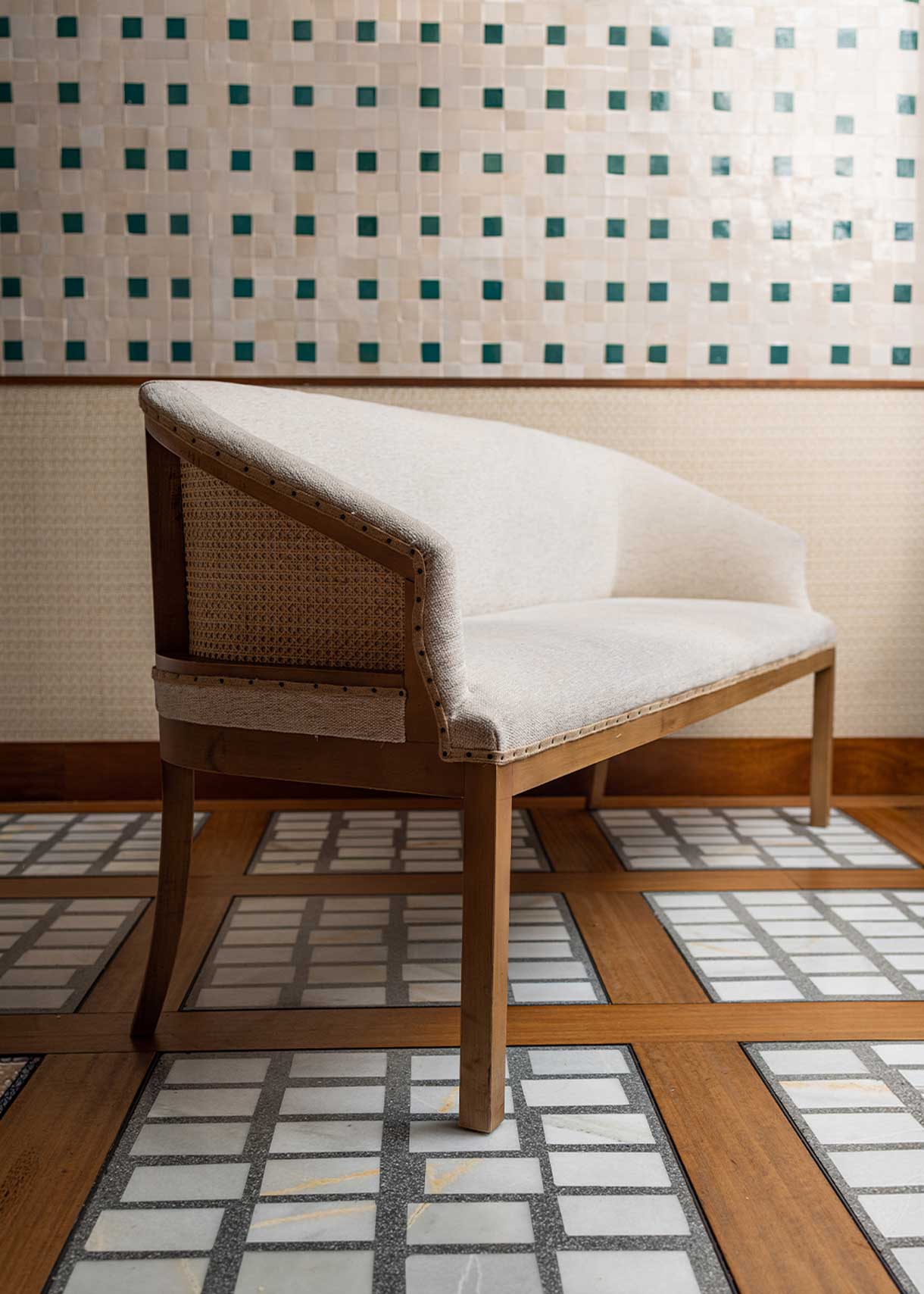 Banco tapizado con estructura de madera de haya