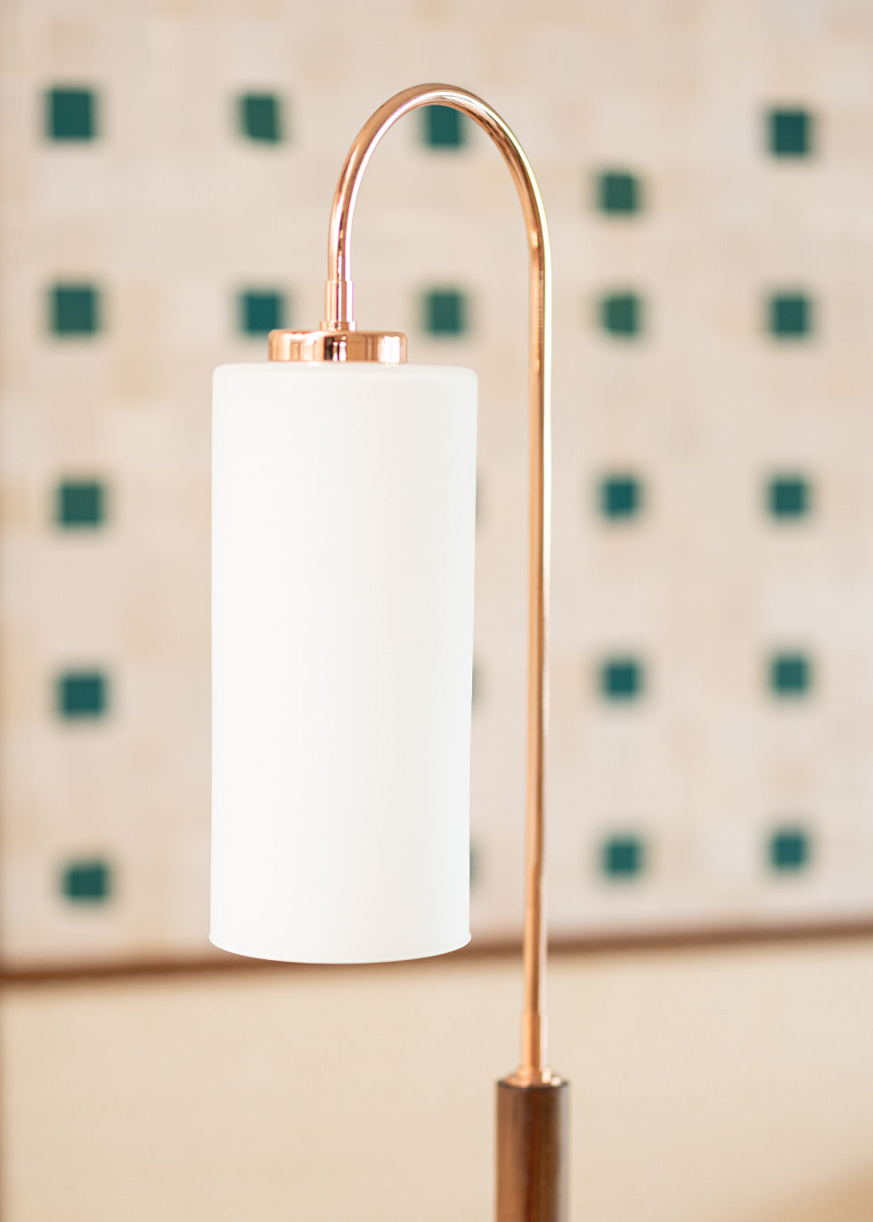 Lámpara de pie en madera de haya y latón con tulipa de cristal opalescente