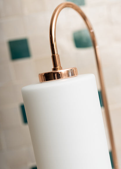 Lámpara de pie en madera de haya y latón con tulipa de cristal opalescente