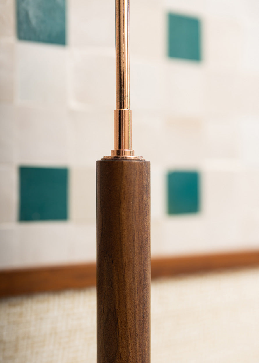 Lámpara de pie en madera de haya y latón con tulipa de cristal opalescente