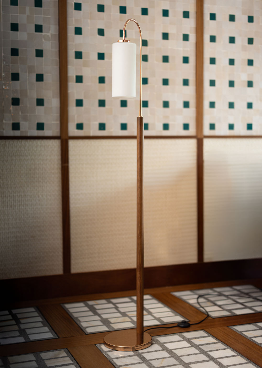 Lámpara de pie en madera de haya y latón con tulipa de cristal opalescente