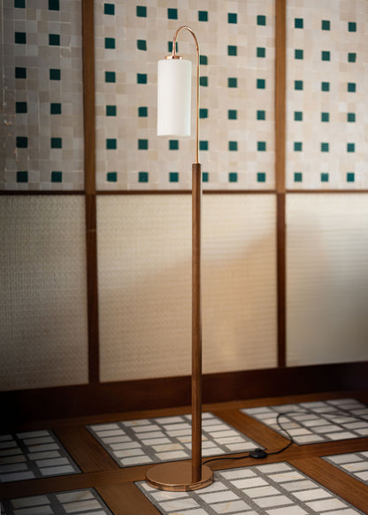 Lámpara de pie en madera de haya y latón con tulipa de cristal opalescente