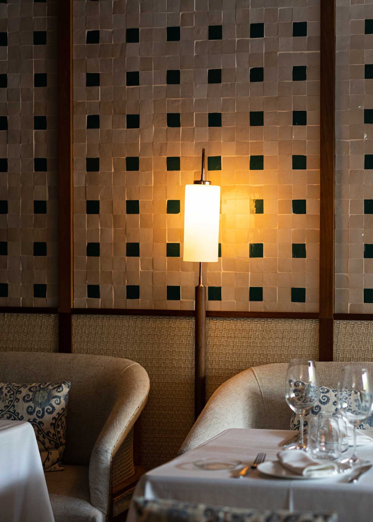 Lámpara de pie en madera de haya y latón con tulipa de cristal opalescente