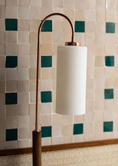 Lámpara de pie en madera de haya y latón con tulipa de cristal opalescente