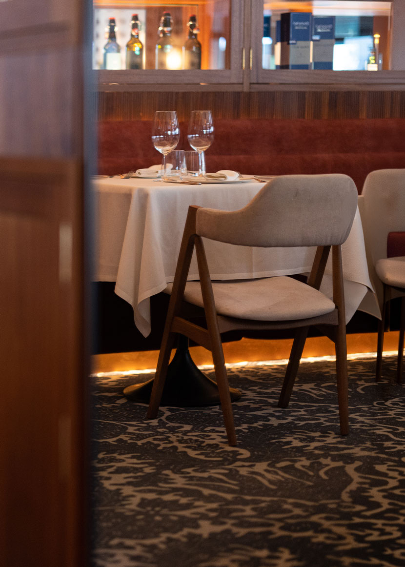 Silla con estructura de madera de haya tapizada en terciopelo beige.