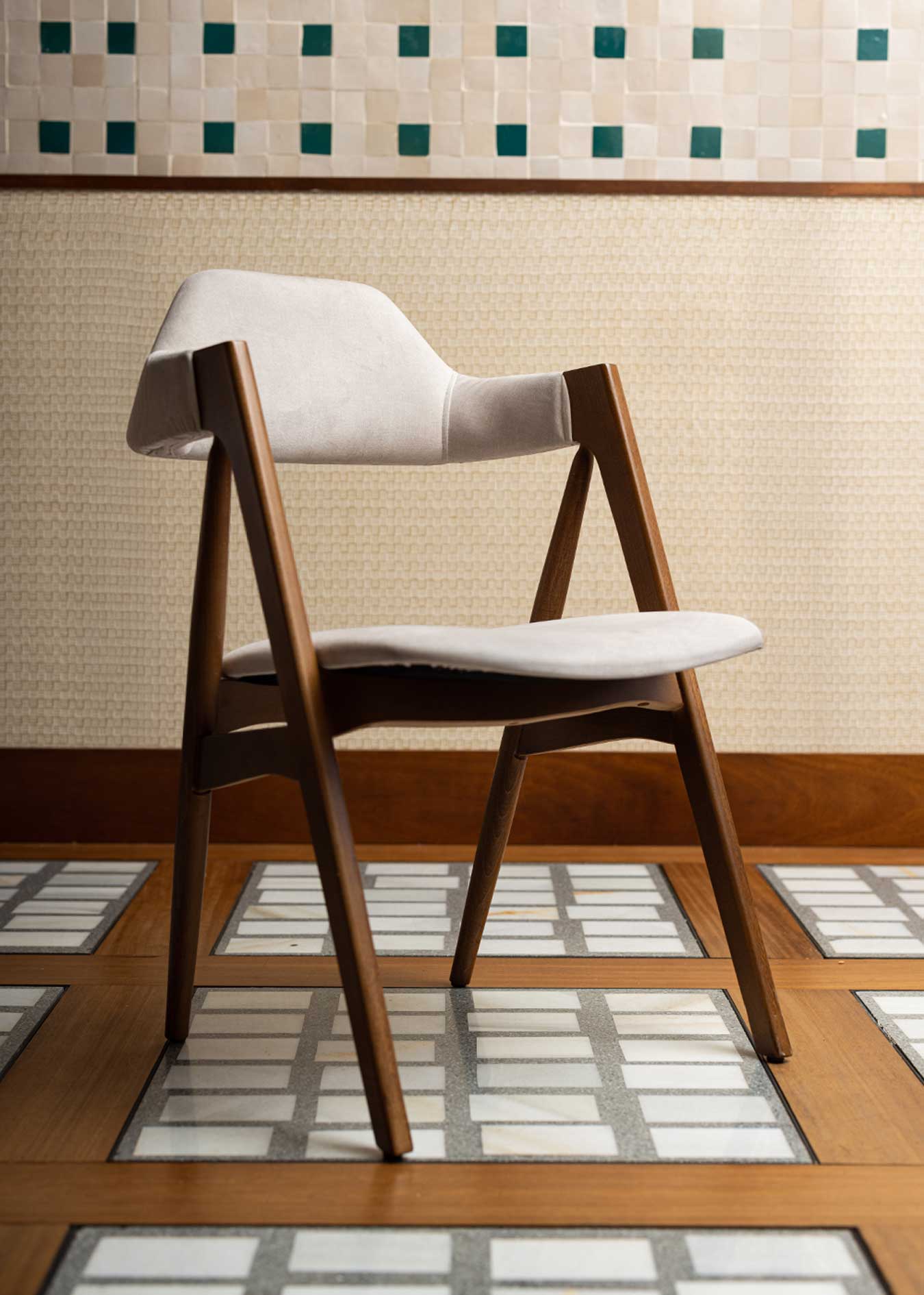 Silla con estructura de madera de haya tapizada en terciopelo beige.