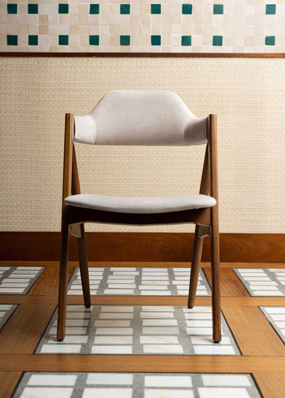 Silla con estructura de madera de haya tapizada en terciopelo beige.