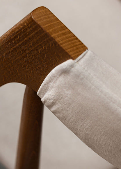 Silla con estructura de madera de haya tapizada en terciopelo beige.