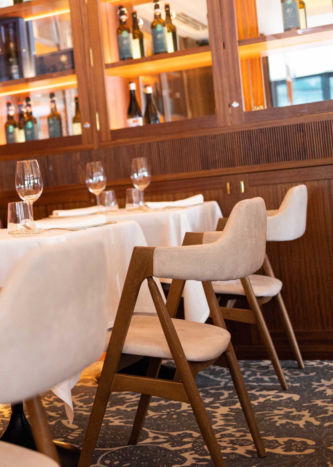 Silla con estructura de madera de haya tapizada en terciopelo beige.