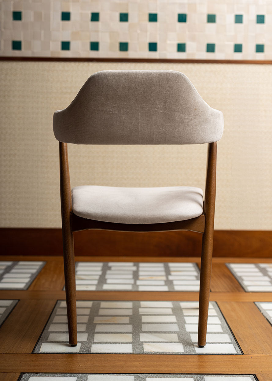 Silla con estructura de madera de haya tapizada en terciopelo beige.