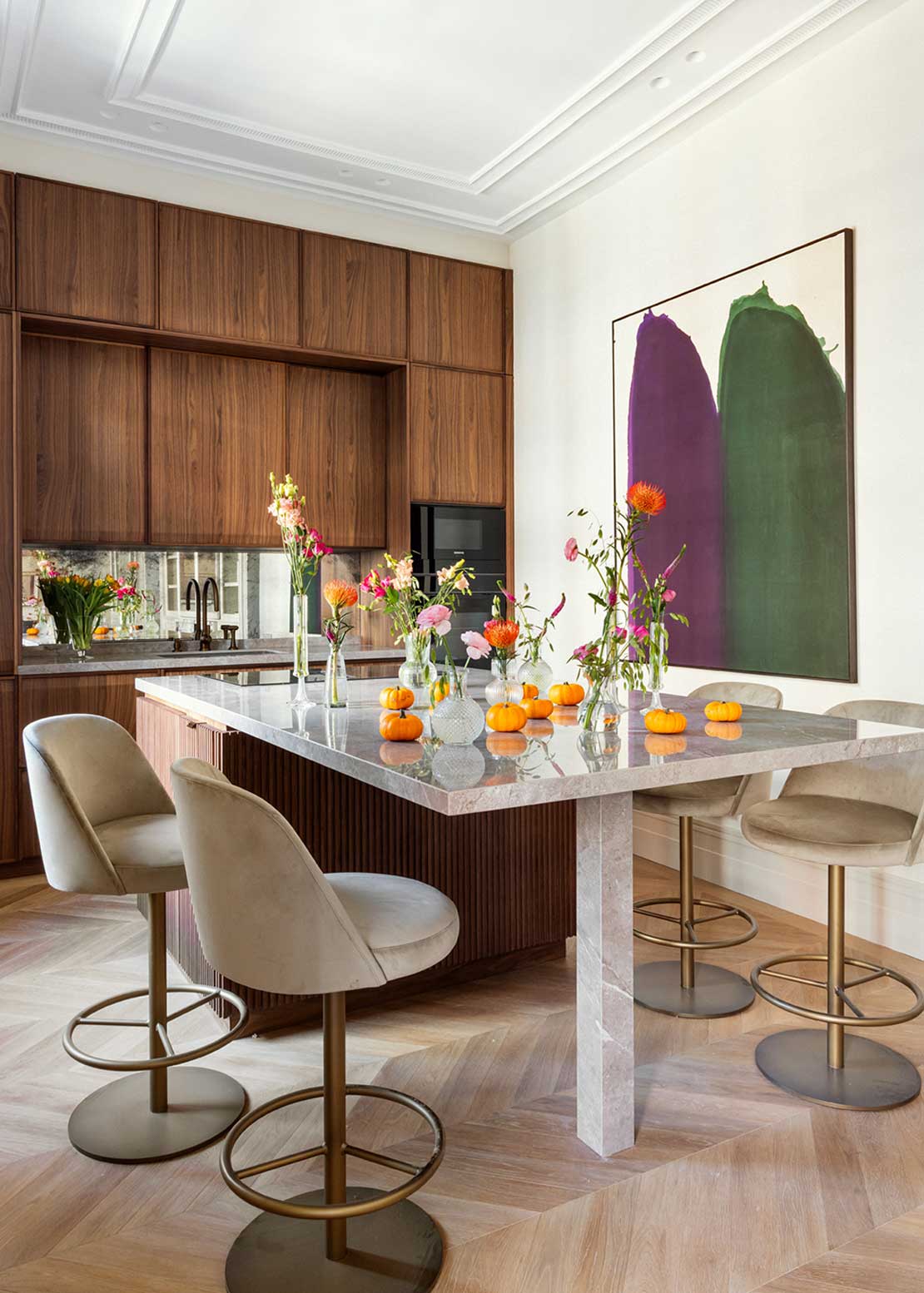 Taburete tapizado con estructura de hierro acabado en oro rosa.