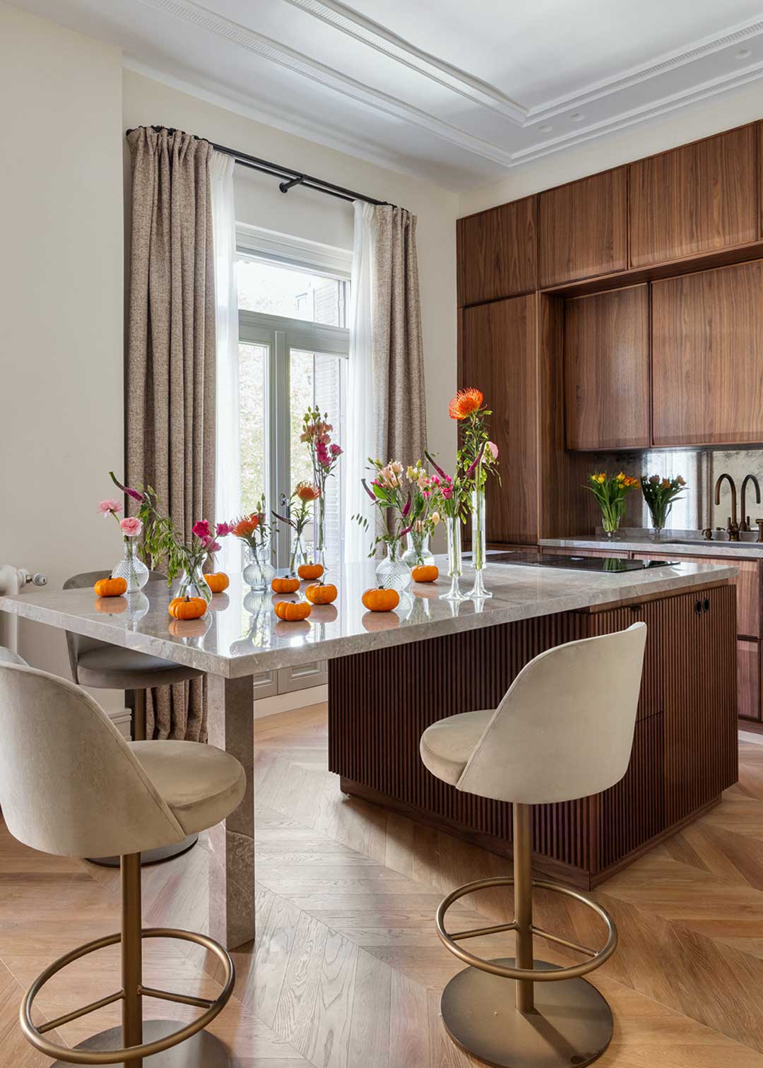 Taburete tapizado con estructura de hierro acabado en oro rosa.