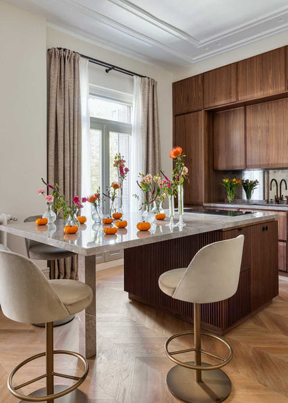 Taburete tapizado con estructura de hierro acabado en oro rosa.