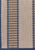 Alfombra fabricada en PET a partir de botellas de plástico recicladas de color beige con detalles en azul y elaborada en telar wilton de tejido plano.