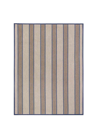 Alfombra fabricada en PET a partir de botellas de plástico recicladas de color beige con detalles en azul y elaborada en telar wilton de tejido plano.