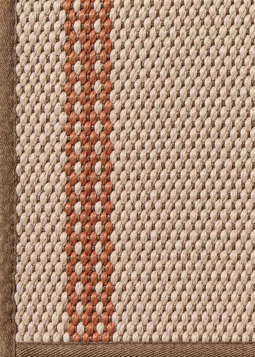 Alfombra fabricada en PET a partir de botellas de plástico recicladas de color beige con detalles en teja y elaborada en telar wilton de tejido plano.