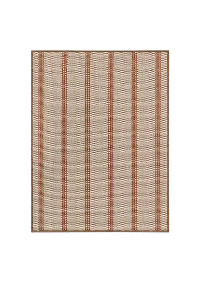 Alfombra fabricada en PET a partir de botellas de plástico recicladas de color beige con detalles en teja y elaborada en telar wilton de tejido plano.