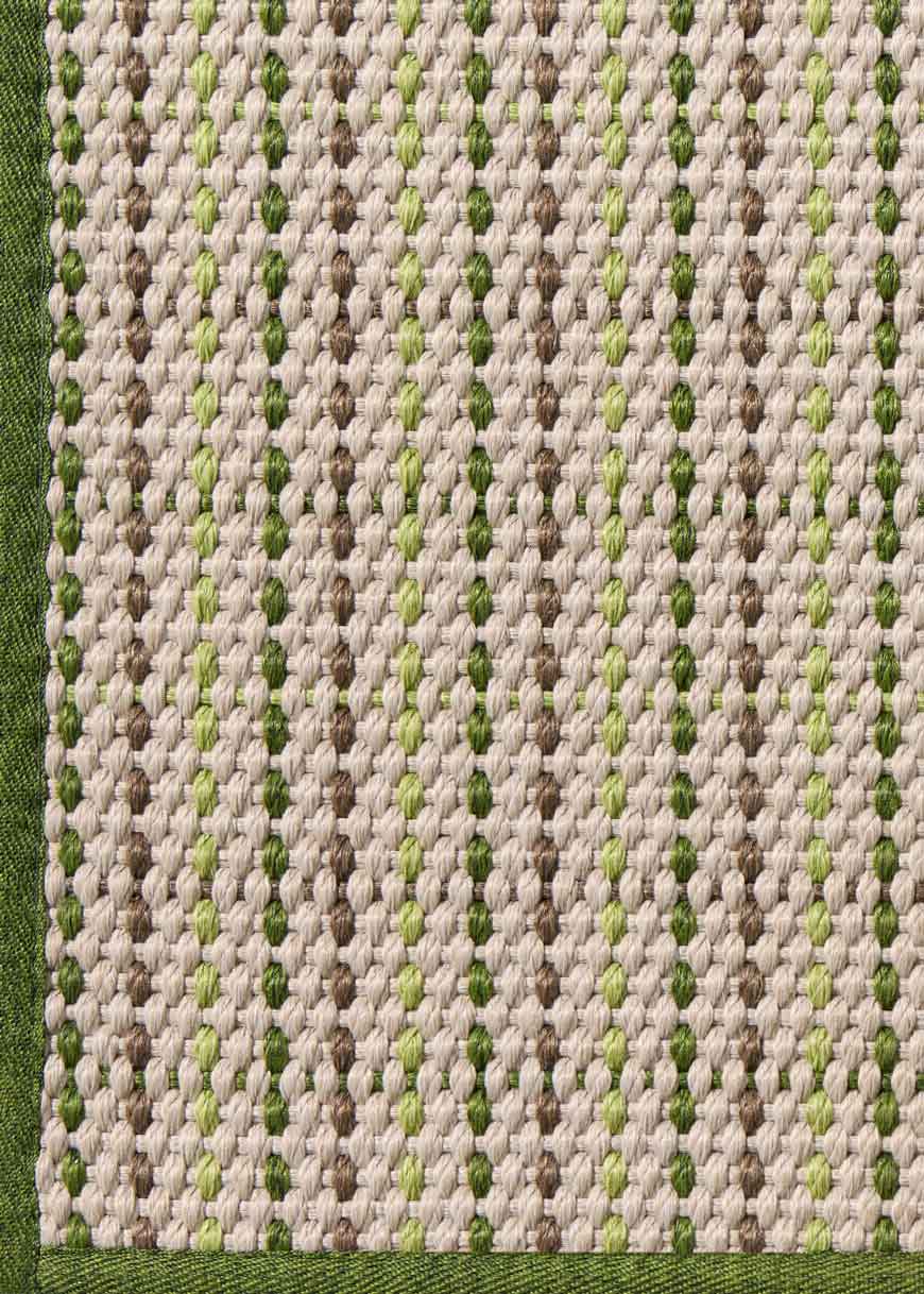 Alfombra fabricada en PET a partir de botellas de plástico recicladas de color beige con detalles en verde y elaborada en telar wilton de tejido plano.