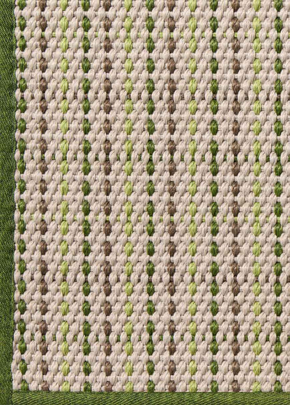 Alfombra fabricada en PET a partir de botellas de plástico recicladas de color beige con detalles en verde y elaborada en telar wilton de tejido plano.