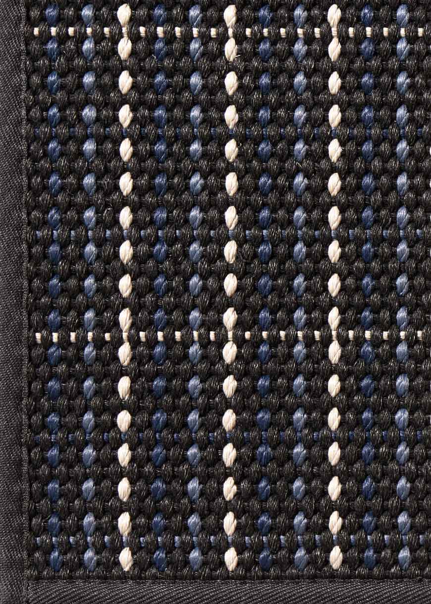 Alfombra fabricada en PET a partir de botellas de plástico recicladas de color azul oscuro en telar wilton de tejido plano.