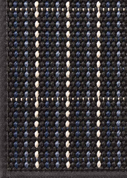 Alfombra fabricada en PET a partir de botellas de plástico recicladas de color azul oscuro en telar wilton de tejido plano.