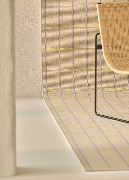 Alfombra fabricada en PET a partir de botellas de plástico recicladas de color beige en telar wilton de tejido plano.
