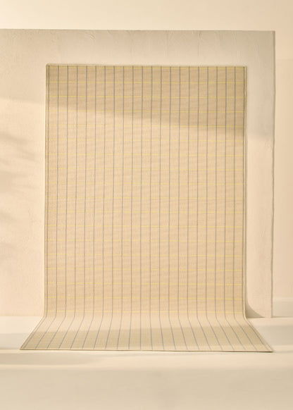 Alfombra fabricada en PET a partir de botellas de plástico recicladas de color beige en telar wilton de tejido plano.