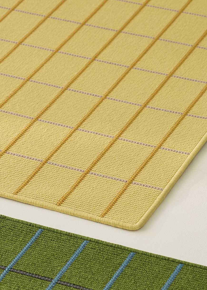Alfombra fabricada en PET a partir de botellas de plástico recicladas de color amarillo en telar wilton de tejido plano.