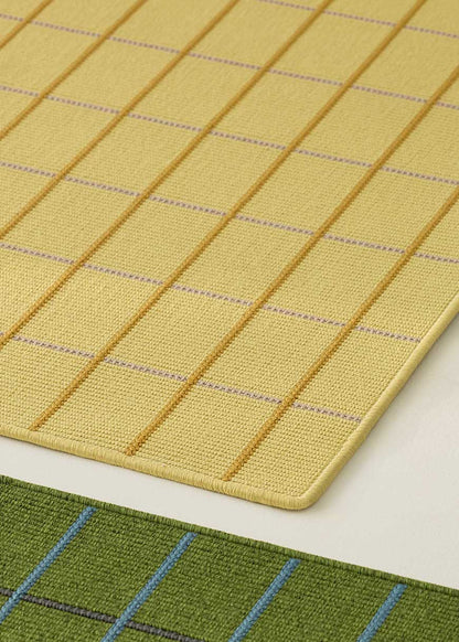Alfombra fabricada en PET a partir de botellas de plástico recicladas de color amarillo en telar wilton de tejido plano.