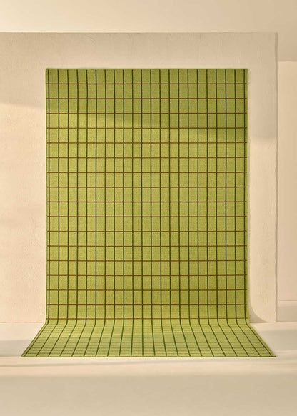Alfombra fabricada en PET a partir de botellas de plástico recicladas de color verde pistacho en telar wilton de tejido plano.
