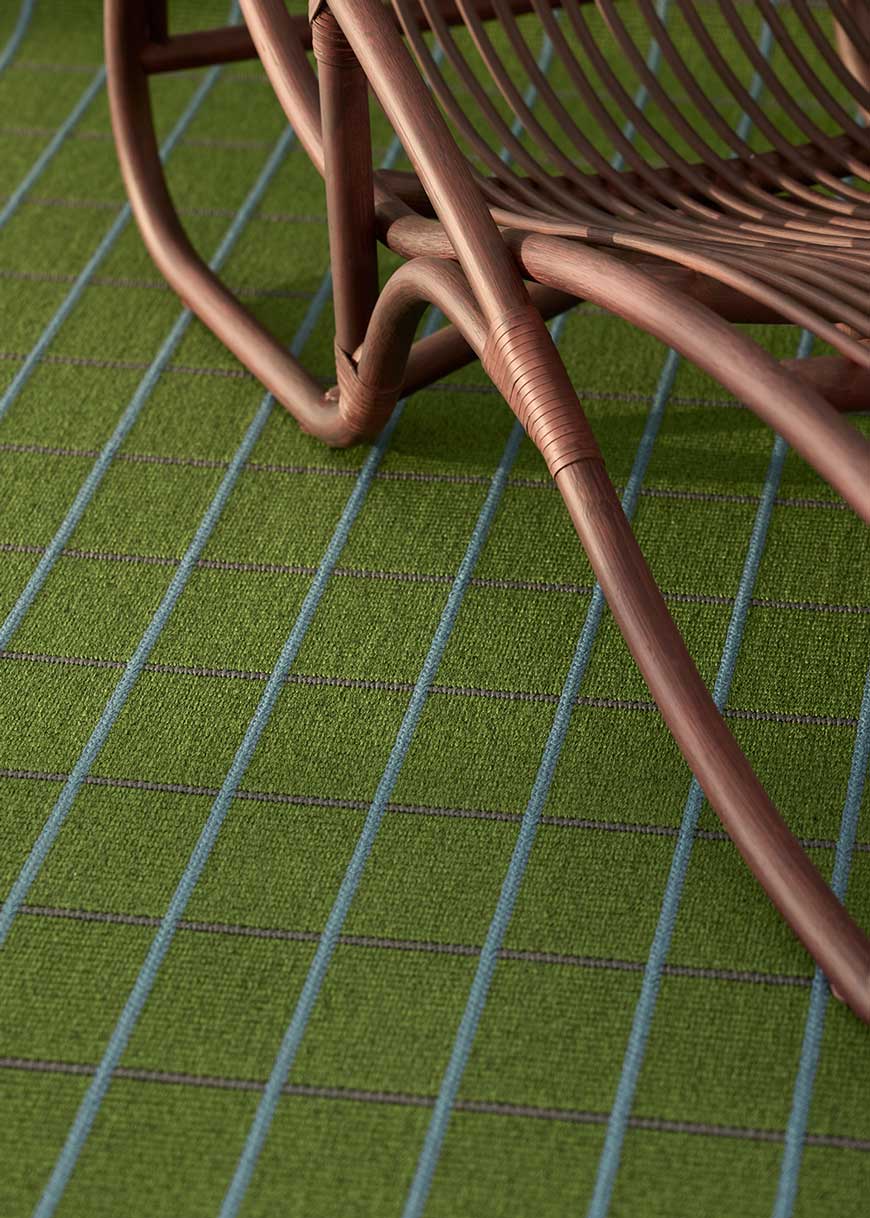 Alfombra fabricada en PET a partir de botellas de plástico recicladas de color verde oscuro en telar wilton de tejido plano.