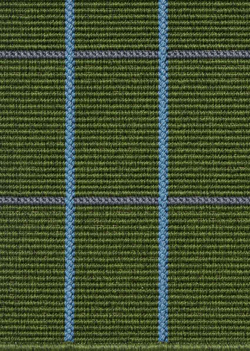 Alfombra fabricada en PET a partir de botellas de plástico recicladas de color verde oscuro en telar wilton de tejido plano.
