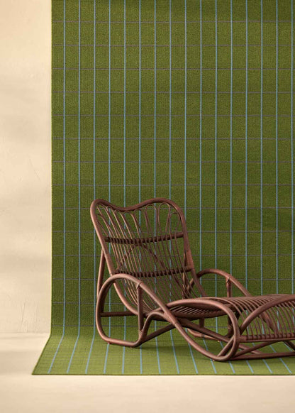 Alfombra fabricada en PET a partir de botellas de plástico recicladas de color verde oscuro en telar wilton de tejido plano.