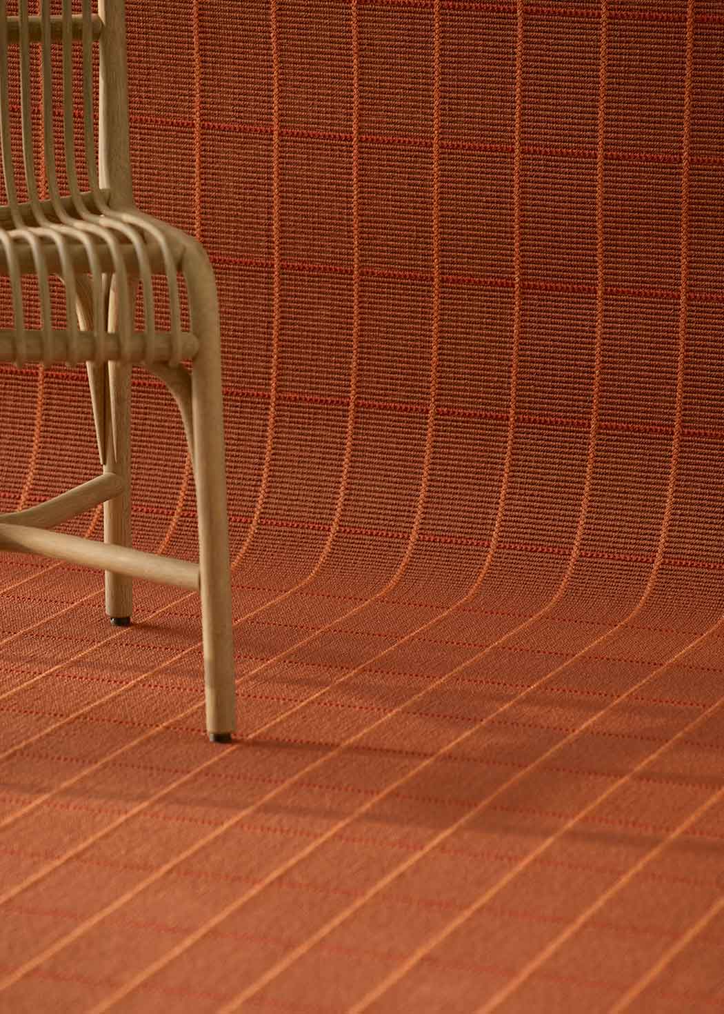 Alfombra fabricada en PET a partir de botellas de plástico recicladas de color rojo en telar wilton de tejido plano.