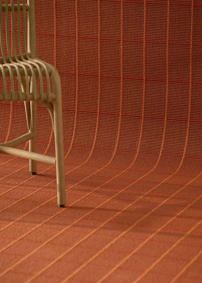 Alfombra fabricada en PET a partir de botellas de plástico recicladas de color rojo en telar wilton de tejido plano.