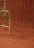 Alfombra fabricada en PET a partir de botellas de plástico recicladas de color rojo en telar wilton de tejido plano.