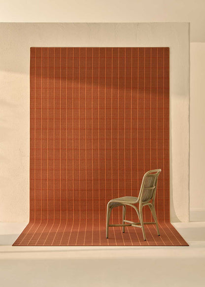 Alfombra fabricada en PET a partir de botellas de plástico recicladas de color rojo en telar wilton de tejido plano.