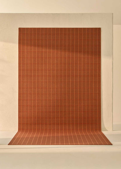 Alfombra fabricada en PET a partir de botellas de plástico recicladas de color rojo en telar wilton de tejido plano.