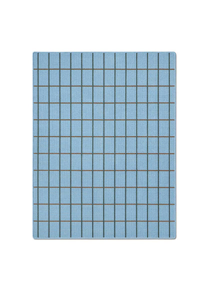 Alfombra fabricada en PET a partir de botellas de plástico recicladas de color azul en telar wilton de tejido plano.