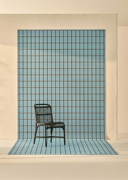 Alfombra fabricada en PET a partir de botellas de plástico recicladas de color azul en telar wilton de tejido plano.