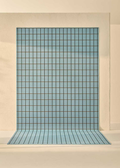 Alfombra fabricada en PET a partir de botellas de plástico recicladas de color azul en telar wilton de tejido plano.